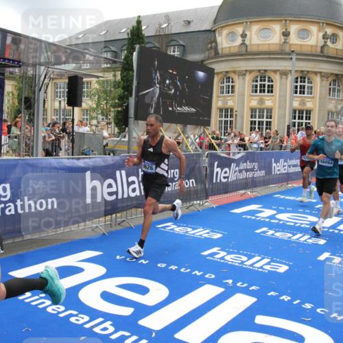 29.06.2025 - hella hamburg halbmarathon Michael Strokosch http://msf.ph/oto/8239296 29.06.2025 10:48:13 Ziel 1914, 4324, 4711, 8916, 9544, 9626, 9638, 12685, 14192, 14814, 15590, 15973, 15981, 16094, 16149, 16269 meine-sportfotos.de