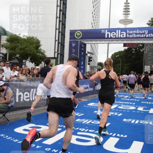29.06.2025 - hella hamburg halbmarathon Michael Strokosch http://msf.ph/oto/8239350 29.06.2025 10:54:49 Ziel 1125, 1496, 2029, 2561, 3310, 4231, 6587, 7478, 8449, 9227, 10044, 12186, 12489, 13147, 14239, 15389, 15408, 15584, 17231, 17765, 19000 meine-sportfotos.de
