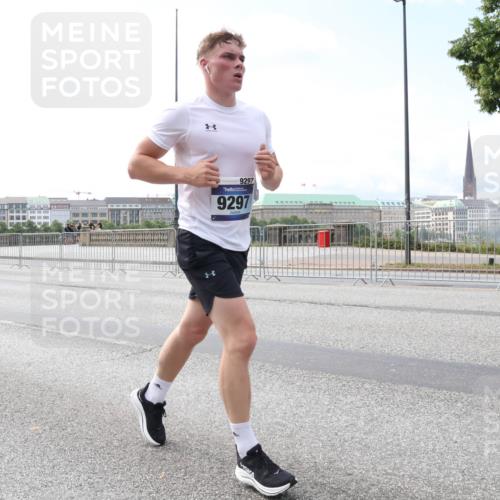 29.06.2025 - hella hamburg halbmarathon Lena Gebhardt http://msf.ph/oto/8239406 29.06.2025 10:09:39 Lombardsbrücke 1052, 1456, 1483, 1513, 1823, 2978, 4592, 4859, 5806, 5885, 6674, 7058, 7187, 8090, 8685, 9150, 9297, 9306, 9781, 9988, 10194, 12156, 12255, 12509, 12862, 13210, 13660, 13739, 15697, 16191, 16455, 16688, 16918, 17630, 17899, 18076, 18440, 18707, 18726, 18727, 19166, 19242 meine-sportfotos.de