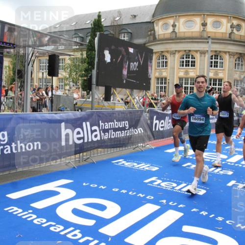 29.06.2025 - hella hamburg halbmarathon Michael Strokosch http://msf.ph/oto/8239425 29.06.2025 10:48:14 Ziel 1914, 4711, 7599, 8916, 9544, 9626, 9638, 11211, 12685, 14192, 14814, 15590, 15629, 15973, 15981, 16094, 16269, 19127 meine-sportfotos.de
