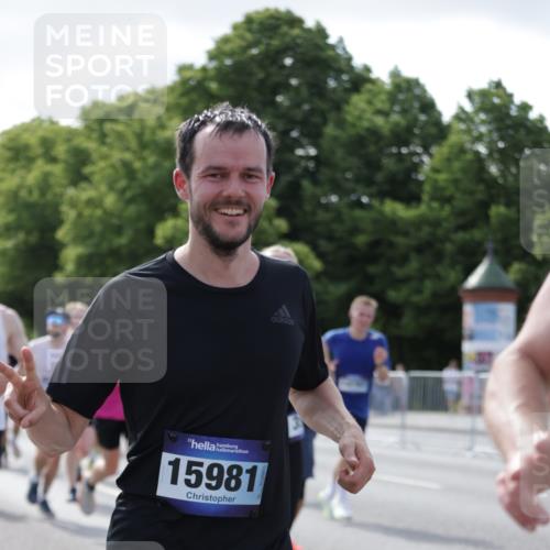 29.06.2025 - hella hamburg halbmarathon Jannik Wohlers http://msf.ph/oto/8239454 29.06.2025 09:54:04 Lombardsbrücke 1171, 1342, 1549, 1942, 2020, 2098, 2188, 2442, 2470, 2561, 2670, 2842, 2889, 3562, 4017, 4029, 4816, 5020, 5706, 6266, 6630, 6819, 7087, 7274, 7709, 8142, 8374, 8576, 8698, 9815, 10057, 10237, 11422, 12413, 12549, 12776, 13008, 13123, 13348, 13398, 13421, 13630, 13707, 13746, 14797, 14804, 14911, 15422, 15573, 15981, 16316, 16626, 17229, 17353, 17461, 17710, 17753, 17905, 18380, 18509, 18942, 19007, 19038, 19051, 19137 meine-sportfotos.de