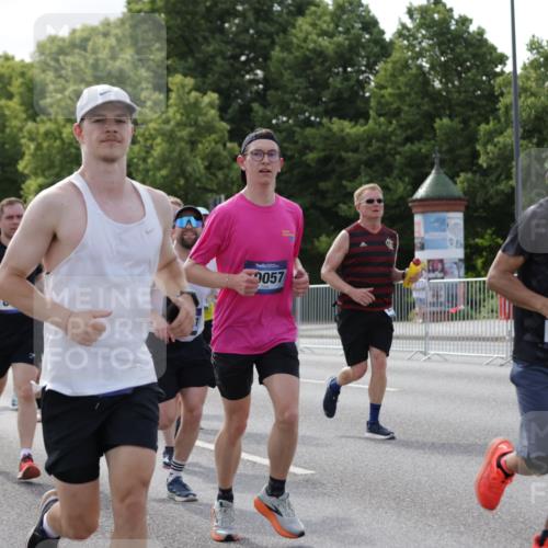 29.06.2025 - hella hamburg halbmarathon Jannik Wohlers http://msf.ph/oto/8239495 29.06.2025 09:54:05 Lombardsbrücke 1171, 1342, 1549, 1942, 2020, 2098, 2442, 2470, 2561, 2670, 2842, 2889, 3562, 4017, 4029, 4816, 5020, 5706, 6266, 6630, 6819, 7087, 7274, 7709, 8142, 8374, 8576, 8698, 9815, 10057, 10237, 11422, 12367, 12413, 12549, 12776, 13008, 13123, 13348, 13398, 13421, 13630, 13707, 13746, 14797, 14804, 14911, 15573, 15981, 16626, 17353, 17461, 17753, 17905, 18380, 18509, 18942, 19007, 19038, 19051, 19137 meine-sportfotos.de