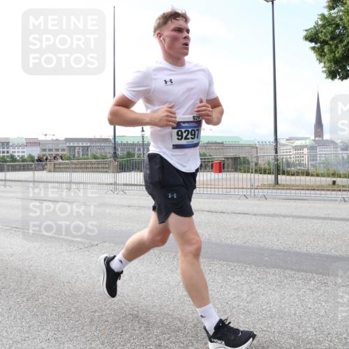 29.06.2025 - hella hamburg halbmarathon Lena Gebhardt http://msf.ph/oto/8239530 29.06.2025 10:09:39 Lombardsbrücke 1052, 1456, 1483, 1513, 1823, 2978, 4592, 4859, 5806, 5885, 6674, 7058, 7187, 8090, 8685, 9150, 9297, 9306, 9781, 9988, 10194, 12156, 12255, 12509, 12862, 13210, 13660, 13739, 15697, 16191, 16455, 16688, 16918, 17630, 17899, 18076, 18440, 18707, 18726, 18727, 19166, 19242 meine-sportfotos.de
