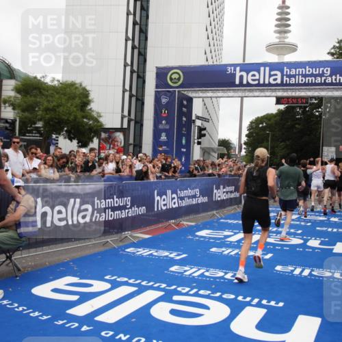 29.06.2025 - hella hamburg halbmarathon Michael Strokosch http://msf.ph/oto/8239540 29.06.2025 10:54:53 Ziel 1506, 2029, 2561, 4231, 6587, 9227, 10044, 12186, 13147, 14660, 17261 meine-sportfotos.de