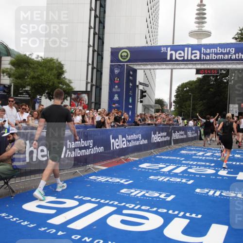 29.06.2025 - hella hamburg halbmarathon Michael Strokosch http://msf.ph/oto/8239602 29.06.2025 10:54:54 Ziel 1506, 2029, 4231, 6587, 9227, 10044, 12186, 14660, 16623, 16868, 17261 meine-sportfotos.de