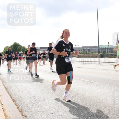 29.06.2025 - hella hamburg halbmarathon Lena Gebhardt http://msf.ph/oto/8239618 29.06.2025 10:45:17 Lombardsbrücke 1024, 1273, 1629, 1685, 1713, 1798, 1924, 2007, 2216, 2217, 2657, 2664, 2779, 2973, 3160, 3164, 3357, 3377, 3570, 3879, 3993, 4099, 4102, 4186, 4224, 4275, 4306, 4337, 4504, 4820, 4851, 5099, 5108, 5190, 5339, 5636, 5949, 6150, 6509, 6763, 6788, 6841, 6888, 6911, 6922, 6980, 7283, 7530, 7541, 7699, 7859, 7912, 8582, 8594, 8605, 8762, 8907, 9036, 9620, 10030, 10182, 10225, 10562, 10566, 10668, 10707, 11314, 12198, 12332, 12334, 12394, 13039, 13261 meine-sportfotos.de