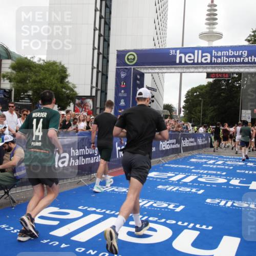 29.06.2025 - hella hamburg halbmarathon Michael Strokosch http://msf.ph/oto/8239625 29.06.2025 10:54:55 Ziel 1327, 1506, 2029, 4231, 6994, 10044, 12186, 14660, 16623, 16868, 17261 meine-sportfotos.de