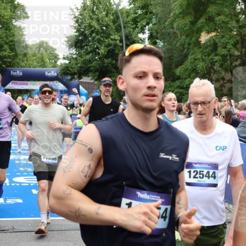 29.06.2025 - hella hamburg halbmarathon Zöllner http://msf.ph/oto/8239659 29.06.2025 10:55:43 Ziel 1120, 1143, 1834, 2955, 2982, 3037, 4897, 6924, 8255, 8618, 10212, 11039, 11568, 12196, 12483, 12515, 14909, 15896, 16110, 17615, 18064, 18190 meine-sportfotos.de