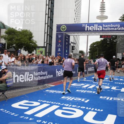 29.06.2025 - hella hamburg halbmarathon Michael Strokosch http://msf.ph/oto/8239667 29.06.2025 10:54:58 Ziel 1327, 1506, 6994, 8514, 10266, 13988, 14638, 14660, 14845, 15156, 16047, 16623, 16868, 17261, 18325 meine-sportfotos.de