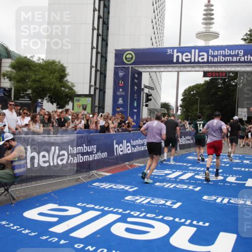 29.06.2025 - hella hamburg halbmarathon Michael Strokosch http://msf.ph/oto/8239674 29.06.2025 10:54:58 Ziel 1327, 1506, 6994, 8514, 10266, 13988, 14638, 14660, 14845, 15156, 16047, 16623, 16868, 17261, 18325 meine-sportfotos.de