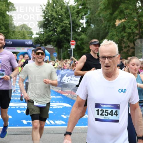 29.06.2025 - hella hamburg halbmarathon Zöllner http://msf.ph/oto/8239705 29.06.2025 10:55:43 Ziel 1120, 1143, 1834, 2955, 2982, 3037, 4897, 6924, 8255, 8618, 10212, 11039, 11568, 12196, 12483, 12515, 14909, 15896, 16110, 17615, 18064, 18190 meine-sportfotos.de