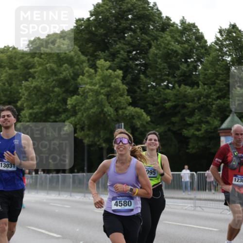 29.06.2025 - hella hamburg halbmarathon Jannik Wohlers http://msf.ph/oto/8239734 29.06.2025 10:29:28 Lombardsbrücke 1097, 1694, 2302, 2699, 3613, 4395, 4580, 5063, 5322, 5350, 8388, 8792, 8941, 9095, 9937, 10162, 11376, 11444, 12216, 12227, 12305, 12537, 13031, 13810, 15266, 17529, 18385 meine-sportfotos.de