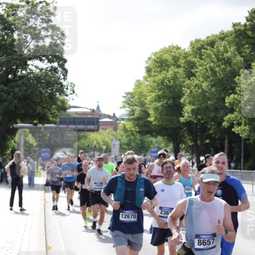 29.06.2025 - hella hamburg halbmarathon Jannik Wohlers http://msf.ph/oto/8240029 29.06.2025 09:54:24 Lombardsbrücke 1817, 1942, 2222, 2367, 2592, 2596, 2670, 2955, 3208, 3209, 4832, 5447, 5884, 6290, 6389, 6723, 6978, 7335, 7908, 8117, 8482, 8657, 8916, 8981, 9038, 9051, 9093, 9661, 9710, 9924, 11125, 11518, 11519, 11688, 12094, 12269, 12367, 12670, 13147, 13421, 13698, 13726, 13919, 14248, 14361, 14814, 15350, 15478, 15479, 15684, 16110, 16834, 16907, 17353, 17544, 17865, 18118, 18190, 18370, 18801, 18915, 18923 meine-sportfotos.de