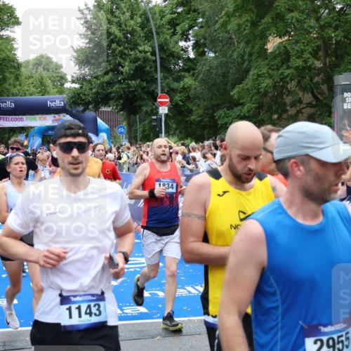 29.06.2025 - hella hamburg halbmarathon Zöllner http://msf.ph/oto/8240056 29.06.2025 10:55:49 Ziel 1143, 1179, 1834, 5021, 6569, 6924, 7221, 8255, 8618, 10212, 12483, 12858, 13474, 14365, 14909, 16401, 16434, 16786, 18125, 18190, 19047 meine-sportfotos.de