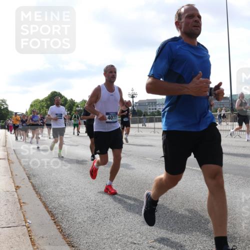 29.06.2025 - hella hamburg halbmarathon Lena Gebhardt http://msf.ph/oto/8240073 29.06.2025 09:56:21 Lombardsbrücke 1061, 1216, 1257, 1452, 1499, 1502, 1507, 1592, 1628, 1689, 1877, 2058, 2082, 2083, 2250, 2260, 2504, 2771, 2818, 2864, 2953, 2996, 3060, 3256, 3296, 3543, 4065, 4077, 4346, 4404, 4557, 4711, 4833, 5116, 5482, 5600, 5607, 5978, 6115, 6134, 6168, 6286, 6511, 6512, 6561, 6562, 7100, 7178, 7224, 7332, 7383, 7475, 7583, 7943, 8335, 8361, 8514, 8968, 8989, 8996, 9246, 9537, 9597, 10596 meine-sportfotos.de