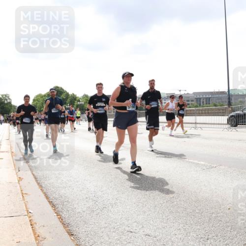 29.06.2025 - hella hamburg halbmarathon Lena Gebhardt http://msf.ph/oto/8240110 29.06.2025 10:45:18 Lombardsbrücke 1024, 1273, 1629, 1685, 1713, 1798, 1924, 2007, 2008, 2216, 2217, 2657, 2664, 2779, 2973, 3160, 3164, 3357, 3377, 3570, 3879, 3993, 4099, 4102, 4186, 4224, 4275, 4306, 4337, 4504, 4820, 4851, 5099, 5108, 5190, 5339, 5636, 5949, 6150, 6509, 6763, 6788, 6841, 6888, 6911, 6922, 6980, 7283, 7530, 7541, 7699, 7859, 7912, 8582, 8594, 8605, 8745, 8762, 8907, 9036, 9620, 10030, 10182, 10225, 10562, 10566, 10668, 10707, 11314, 12198, 12332, 12334, 12394, 13039, 13261 meine-sportfotos.de