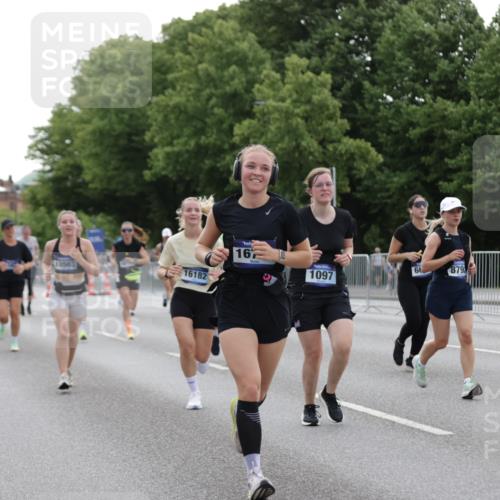 29.06.2025 - hella hamburg halbmarathon Jannik Wohlers http://msf.ph/oto/8240116 29.06.2025 10:29:39 Lombardsbrücke 1097, 1547, 1694, 2302, 3443, 3573, 3613, 4580, 5063, 5322, 6598, 6616, 6626, 8792, 8941, 10162, 12305, 12537, 12710, 13031, 14304, 16182, 16601, 16604, 16735, 16769, 17529, 18503 meine-sportfotos.de