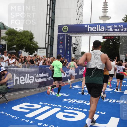 29.06.2025 - hella hamburg halbmarathon Michael Strokosch http://msf.ph/oto/8240189 29.06.2025 10:55:03 Ziel 1327, 2884, 3652, 4249, 4616, 4938, 5020, 6433, 6994, 8514, 8698, 10266, 13988, 14638, 14750, 14845, 15126, 15156, 15879, 16047, 16623, 16868, 18181, 18325 meine-sportfotos.de