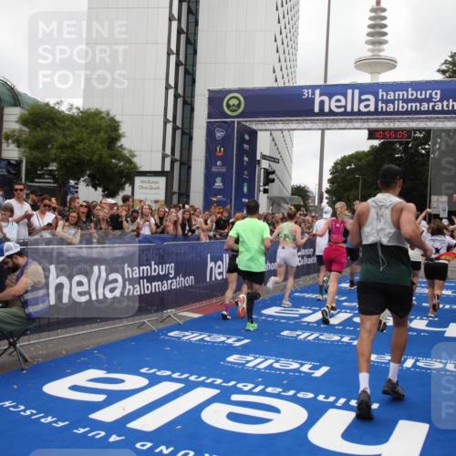 29.06.2025 - hella hamburg halbmarathon Michael Strokosch http://msf.ph/oto/8240203 29.06.2025 10:55:04 Ziel 1327, 2884, 3652, 3791, 4249, 4616, 4938, 5020, 6433, 6994, 8514, 8698, 9060, 10266, 11333, 13297, 13988, 14638, 14750, 14845, 15126, 15156, 15879, 16047, 17803, 18181, 18325 meine-sportfotos.de