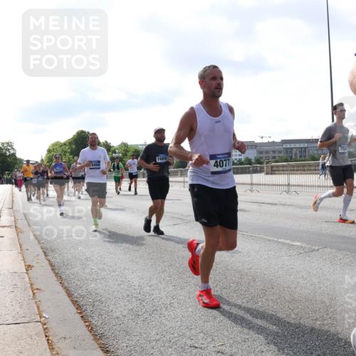 29.06.2025 - hella hamburg halbmarathon Lena Gebhardt http://msf.ph/oto/8240206 29.06.2025 09:56:22 Lombardsbrücke 1061, 1216, 1257, 1452, 1499, 1502, 1507, 1592, 1628, 1689, 1877, 2058, 2082, 2083, 2250, 2260, 2504, 2771, 2818, 2864, 2953, 2996, 3060, 3256, 3296, 3543, 4065, 4077, 4404, 4557, 4711, 4833, 5116, 5482, 5600, 5607, 5978, 6115, 6134, 6168, 6286, 6511, 6512, 6561, 6562, 7100, 7178, 7224, 7332, 7383, 7475, 7583, 7943, 8335, 8361, 8514, 8968, 8989, 8996, 9246, 9537, 9597, 10596 meine-sportfotos.de