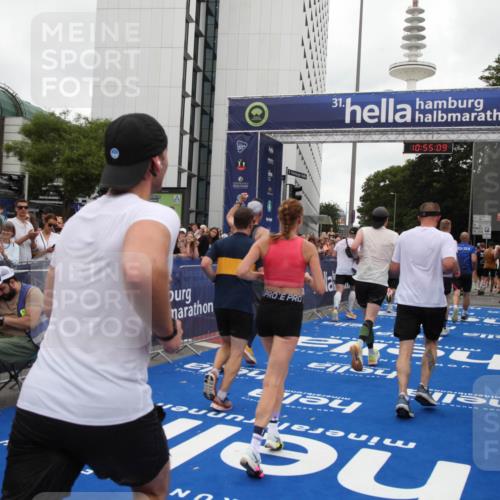 29.06.2025 - hella hamburg halbmarathon Michael Strokosch http://msf.ph/oto/8240226 29.06.2025 10:55:08 Ziel 2884, 3652, 3791, 3945, 4249, 4616, 4938, 5020, 6433, 8691, 8698, 9060, 9380, 11333, 11976, 12961, 13297, 14750, 14948, 15126, 15879, 16630, 17803, 17842, 18181 meine-sportfotos.de