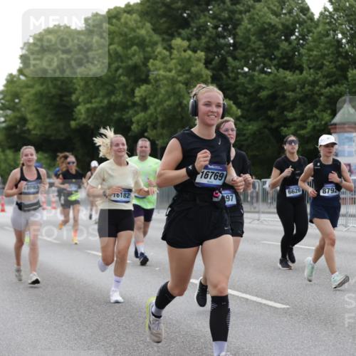 29.06.2025 - hella hamburg halbmarathon Jannik Wohlers http://msf.ph/oto/8240261 29.06.2025 10:29:39 Lombardsbrücke 1097, 1547, 1694, 2302, 3443, 3573, 3613, 4580, 5063, 5322, 6598, 6616, 6626, 8792, 8941, 10162, 12305, 12537, 12710, 13031, 14304, 16182, 16601, 16604, 16735, 16769, 17529, 18503 meine-sportfotos.de