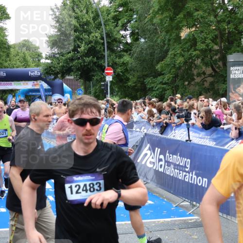 29.06.2025 - hella hamburg halbmarathon Zöllner http://msf.ph/oto/8240262 29.06.2025 10:55:52 Ziel 1179, 2612, 3256, 3668, 4772, 5021, 6569, 7221, 7976, 12858, 13474, 14365, 16401, 16434, 16786, 18125, 18867, 19047 meine-sportfotos.de
