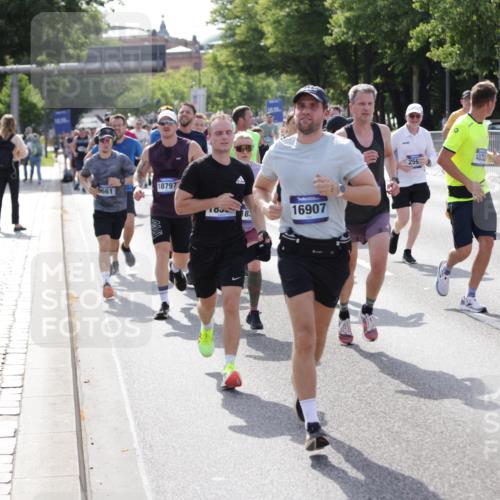 29.06.2025 - hella hamburg halbmarathon Jannik Wohlers http://msf.ph/oto/8240265 29.06.2025 09:54:27 Lombardsbrücke 1817, 2222, 2367, 2592, 2596, 2955, 3208, 3209, 4832, 5399, 5447, 5884, 6290, 6389, 6723, 6978, 6991, 7335, 7908, 8117, 8482, 8487, 8657, 8916, 8981, 9038, 9051, 9093, 9476, 9661, 9710, 9924, 11125, 11518, 11519, 11688, 12094, 12269, 12670, 13147, 13698, 13726, 13919, 14248, 14361, 14814, 15350, 15478, 15479, 15684, 16110, 16127, 16403, 16834, 16907, 17544, 17674, 17865, 18118, 18190, 18370, 18801, 18915, 18923 meine-sportfotos.de