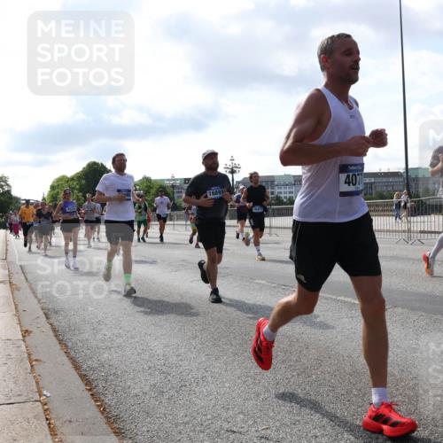29.06.2025 - hella hamburg halbmarathon Lena Gebhardt http://msf.ph/oto/8240281 29.06.2025 09:56:22 Lombardsbrücke 1061, 1216, 1257, 1452, 1499, 1502, 1507, 1592, 1628, 1689, 1877, 2058, 2082, 2083, 2250, 2260, 2504, 2771, 2818, 2864, 2953, 2996, 3060, 3256, 3296, 3543, 4065, 4077, 4404, 4557, 4711, 4833, 5116, 5482, 5600, 5607, 5978, 6115, 6134, 6168, 6286, 6511, 6512, 6561, 6562, 7100, 7178, 7224, 7332, 7383, 7475, 7583, 7943, 8335, 8361, 8514, 8968, 8989, 8996, 9246, 9537, 9597, 10596 meine-sportfotos.de
