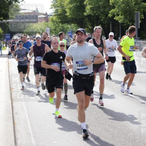 29.06.2025 - hella hamburg halbmarathon Jannik Wohlers http://msf.ph/oto/8240283 29.06.2025 09:54:27 Lombardsbrücke 1817, 2222, 2367, 2592, 2596, 2955, 3208, 3209, 4832, 5399, 5447, 5884, 6290, 6389, 6723, 6978, 6991, 7335, 7908, 8117, 8482, 8487, 8657, 8916, 8981, 9038, 9051, 9093, 9476, 9661, 9710, 9924, 11125, 11518, 11519, 11688, 12094, 12269, 12670, 13147, 13698, 13726, 13919, 14248, 14361, 14814, 15350, 15478, 15479, 15684, 16110, 16127, 16403, 16834, 16907, 17544, 17674, 17865, 18118, 18190, 18370, 18801, 18915, 18923 meine-sportfotos.de