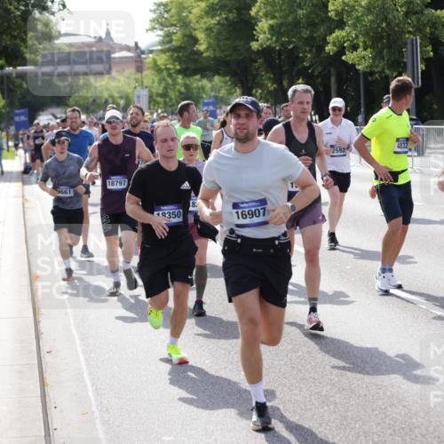29.06.2025 - hella hamburg halbmarathon Jannik Wohlers http://msf.ph/oto/8240297 29.06.2025 09:54:27 Lombardsbrücke 1817, 2222, 2367, 2592, 2596, 2955, 3208, 3209, 4832, 5399, 5447, 5884, 6290, 6389, 6723, 6978, 6991, 7335, 7908, 8117, 8482, 8487, 8657, 8916, 8981, 9038, 9051, 9093, 9476, 9661, 9710, 9924, 11125, 11518, 11519, 11688, 12094, 12269, 12670, 13147, 13698, 13726, 13919, 14248, 14361, 14814, 15350, 15478, 15479, 15684, 16110, 16127, 16403, 16834, 16907, 17544, 17674, 17865, 18118, 18190, 18370, 18801, 18915, 18923 meine-sportfotos.de