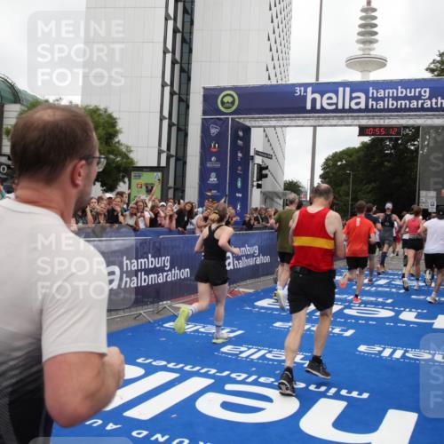 29.06.2025 - hella hamburg halbmarathon Michael Strokosch http://msf.ph/oto/8240343 29.06.2025 10:55:11 Ziel 1549, 1628, 2119, 2448, 2884, 3041, 3791, 3945, 4938, 6355, 8691, 9060, 9361, 9380, 10191, 10192, 11333, 11747, 11976, 12248, 12961, 13297, 14750, 14834, 14948, 15126, 15879, 16108, 16630, 17803, 17842 meine-sportfotos.de