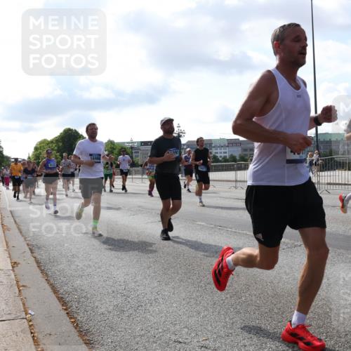 29.06.2025 - hella hamburg halbmarathon Lena Gebhardt http://msf.ph/oto/8240355 29.06.2025 09:56:22 Lombardsbrücke 1061, 1216, 1257, 1452, 1499, 1502, 1507, 1592, 1628, 1689, 1877, 2058, 2082, 2083, 2250, 2260, 2504, 2771, 2818, 2864, 2953, 2996, 3060, 3256, 3296, 3543, 4065, 4077, 4404, 4557, 4711, 4833, 5116, 5482, 5600, 5607, 5978, 6115, 6134, 6168, 6286, 6511, 6512, 6561, 6562, 7100, 7178, 7224, 7332, 7383, 7475, 7583, 7943, 8335, 8361, 8514, 8968, 8989, 8996, 9246, 9537, 9597, 10596 meine-sportfotos.de