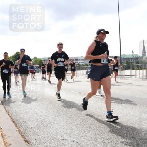 29.06.2025 - hella hamburg halbmarathon Lena Gebhardt http://msf.ph/oto/8240368 29.06.2025 10:45:19 Lombardsbrücke 1024, 1060, 1273, 1629, 1685, 1713, 1798, 1924, 2007, 2008, 2216, 2217, 2657, 2664, 2779, 2973, 3160, 3164, 3357, 3377, 3570, 3879, 3993, 4099, 4102, 4186, 4224, 4275, 4306, 4337, 4504, 4820, 4851, 5099, 5108, 5190, 5339, 5636, 5949, 6150, 6509, 6763, 6788, 6841, 6888, 6911, 6922, 6980, 7283, 7530, 7541, 7699, 7859, 7912, 8594, 8605, 8745, 8762, 8907, 9036, 9620, 10030, 10182, 10225, 10562, 10566, 10668, 10707, 11314, 12198, 12332, 12334, 12394, 13039, 13261 meine-sportfotos.de