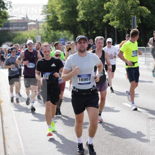 29.06.2025 - hella hamburg halbmarathon Jannik Wohlers http://msf.ph/oto/8240386 29.06.2025 09:54:28 Lombardsbrücke 1817, 2222, 2367, 2592, 2596, 2955, 3208, 3209, 4832, 5399, 5447, 5884, 6290, 6389, 6723, 6978, 6991, 7335, 7908, 8117, 8482, 8487, 8657, 8981, 9038, 9051, 9093, 9476, 9661, 9710, 11125, 11518, 11519, 11688, 12094, 12269, 12670, 13147, 13698, 13726, 13919, 14248, 14361, 14814, 15350, 15478, 15479, 15684, 16110, 16127, 16403, 16907, 17544, 17674, 17865, 18118, 18190, 18370, 18801, 18915, 18923 meine-sportfotos.de