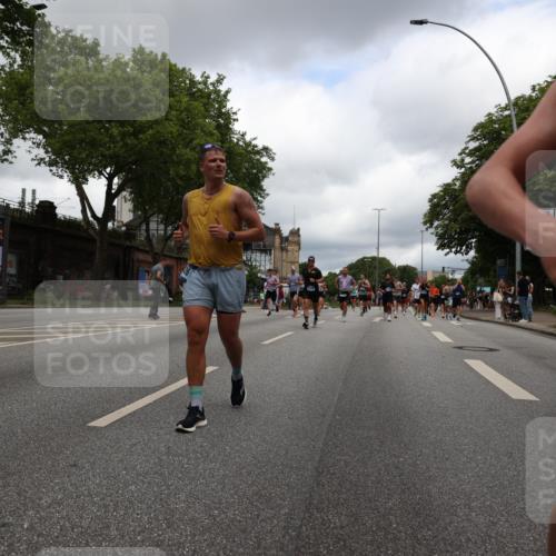29.06.2025 - hella hamburg halbmarathon Yannick Fuchs http://msf.ph/oto/8240422 29.06.2025 10:47:20 20KM 1061, 1151, 1258, 1499, 1706, 1727, 1783, 2074, 2082, 2099, 2346, 2910, 3059, 3208, 3209, 3334, 4065, 4635, 4770, 5077, 5866, 6198, 6628, 6629, 6762, 6877, 7177, 7509, 7864, 8273, 8361, 8390, 8651, 9142, 9537, 10549, 10724, 10891, 10895, 11588, 11589, 11604, 11689, 11992, 12413, 12490, 12875, 12909, 12910, 13289, 13997, 14323, 15061, 15126, 15179, 15430, 15497, 16538, 16986, 18134, 18590, 18720, 18901, 19244 meine-sportfotos.de