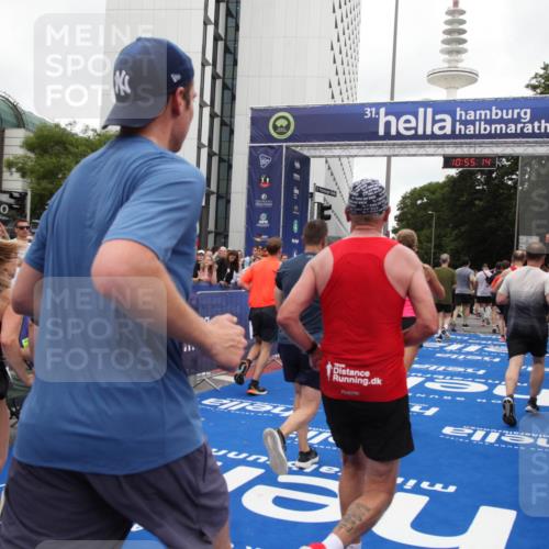 29.06.2025 - hella hamburg halbmarathon Michael Strokosch http://msf.ph/oto/8240450 29.06.2025 10:55:12 Ziel 1549, 1628, 2119, 2448, 2884, 3041, 3791, 3945, 4903, 6355, 8691, 9060, 9361, 9380, 10191, 10192, 11333, 11747, 11976, 12248, 12961, 13297, 14750, 14834, 14948, 16108, 16630, 17803, 17842, 18031, 18966 meine-sportfotos.de