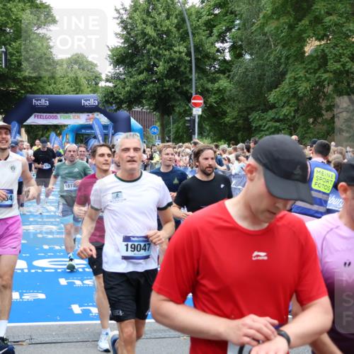 29.06.2025 - hella hamburg halbmarathon Zöllner http://msf.ph/oto/8240471 29.06.2025 10:55:56 Ziel 1179, 2612, 3256, 3668, 4772, 7147, 7976, 8968, 9246, 10084, 13474, 15884, 16401, 16434, 16786, 18125, 18867, 19047 meine-sportfotos.de