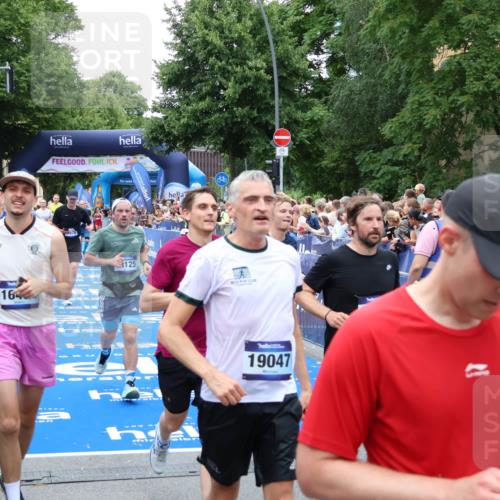 29.06.2025 - hella hamburg halbmarathon Zöllner http://msf.ph/oto/8240496 29.06.2025 10:55:56 Ziel 1179, 2612, 3256, 3668, 4772, 7147, 7976, 8968, 9246, 10084, 13474, 15884, 16401, 16434, 16786, 18125, 18867, 19047 meine-sportfotos.de