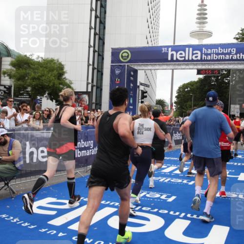 29.06.2025 - hella hamburg halbmarathon Michael Strokosch http://msf.ph/oto/8240507 29.06.2025 10:55:13 Ziel 1549, 1628, 2119, 2448, 3041, 3791, 3945, 4903, 6355, 8691, 9060, 9361, 9380, 10191, 10192, 10582, 11333, 11747, 11976, 12248, 12961, 13297, 14834, 14948, 15854, 16108, 16630, 17803, 17842, 18031, 18966 meine-sportfotos.de