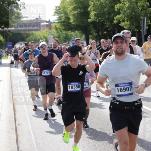29.06.2025 - hella hamburg halbmarathon Jannik Wohlers http://msf.ph/oto/8240523 29.06.2025 09:54:28 Lombardsbrücke 1817, 2222, 2367, 2592, 2596, 2955, 3208, 3209, 4832, 5399, 5447, 5884, 6290, 6389, 6723, 6978, 6991, 7335, 7908, 8117, 8482, 8487, 8657, 8981, 9038, 9051, 9093, 9476, 9661, 9710, 11125, 11518, 11519, 11688, 12094, 12269, 12670, 13147, 13698, 13726, 13919, 14248, 14361, 14814, 15350, 15478, 15479, 15684, 16110, 16127, 16403, 16907, 17544, 17674, 17865, 18118, 18190, 18370, 18801, 18915, 18923 meine-sportfotos.de