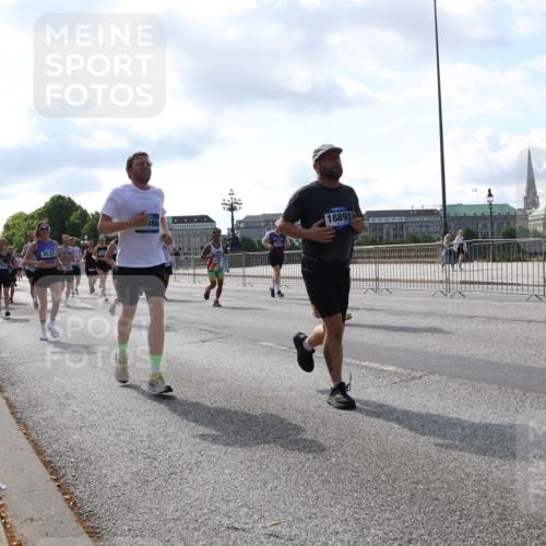 29.06.2025 - hella hamburg halbmarathon Lena Gebhardt http://msf.ph/oto/8240530 29.06.2025 09:56:23 Lombardsbrücke 1061, 1216, 1257, 1452, 1499, 1502, 1507, 1592, 1628, 1689, 1877, 2058, 2082, 2083, 2250, 2260, 2504, 2771, 2818, 2864, 2953, 2996, 3060, 3256, 3296, 3543, 4065, 4077, 4404, 4557, 4711, 4833, 5116, 5482, 5600, 5607, 5978, 6115, 6134, 6168, 6286, 6511, 6512, 6561, 6562, 7178, 7224, 7332, 7383, 7475, 7583, 7943, 8261, 8335, 8361, 8514, 8968, 8989, 8996, 9246, 9537, 9597, 10596 meine-sportfotos.de