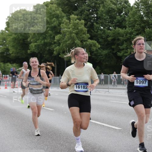 29.06.2025 - hella hamburg halbmarathon Jannik Wohlers http://msf.ph/oto/8240540 29.06.2025 10:29:40 Lombardsbrücke 1097, 1547, 1694, 3443, 3573, 3613, 4580, 5063, 5322, 6598, 6616, 6626, 8792, 8941, 10162, 12305, 12504, 12537, 12710, 13031, 14304, 16182, 16601, 16604, 16735, 16769, 17529, 18503 meine-sportfotos.de