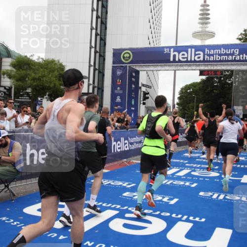 29.06.2025 - hella hamburg halbmarathon Michael Strokosch http://msf.ph/oto/8240547 29.06.2025 10:55:15 Ziel 1549, 1628, 2119, 2448, 3041, 3945, 4903, 6355, 6891, 8973, 9361, 9380, 10188, 10191, 10192, 10582, 11747, 11976, 12248, 12961, 14834, 15854, 16108, 16521, 16630, 18031, 18966 meine-sportfotos.de
