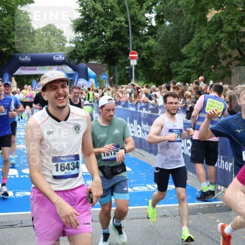 29.06.2025 - hella hamburg halbmarathon Zöllner http://msf.ph/oto/8240574 29.06.2025 10:55:58 Ziel 1179, 2612, 3256, 3668, 4772, 7147, 7976, 8968, 9246, 10084, 14867, 15184, 15868, 15884, 18867 meine-sportfotos.de