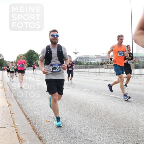 29.06.2025 - hella hamburg halbmarathon Lena Gebhardt http://msf.ph/oto/8240607 29.06.2025 10:09:44 Lombardsbrücke 1052, 1456, 1483, 1513, 1823, 2978, 4592, 4859, 5806, 5885, 6674, 7058, 7187, 8090, 8685, 9150, 9297, 9306, 9674, 9781, 9988, 10194, 12156, 12255, 12509, 12567, 12862, 13739, 15697, 16191, 16455, 16688, 16918, 17630, 17899, 18076, 18440, 18707, 18726, 18727, 19166, 19242 meine-sportfotos.de