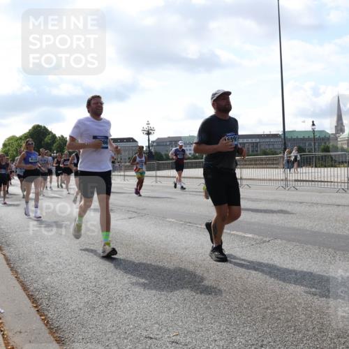 29.06.2025 - hella hamburg halbmarathon Lena Gebhardt http://msf.ph/oto/8240640 29.06.2025 09:56:23 Lombardsbrücke 1061, 1216, 1257, 1452, 1499, 1502, 1507, 1592, 1628, 1689, 1877, 2058, 2082, 2083, 2250, 2260, 2504, 2771, 2818, 2864, 2953, 2996, 3060, 3256, 3296, 3543, 4065, 4077, 4404, 4557, 4711, 4833, 5116, 5482, 5600, 5607, 5978, 6115, 6134, 6168, 6286, 6511, 6512, 6561, 6562, 7178, 7224, 7332, 7383, 7475, 7583, 7943, 8261, 8335, 8361, 8514, 8968, 8989, 8996, 9246, 9537, 9597, 10596 meine-sportfotos.de