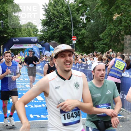 29.06.2025 - hella hamburg halbmarathon Zöllner http://msf.ph/oto/8240642 29.06.2025 10:55:58 Ziel 1179, 2612, 3256, 3668, 4772, 7147, 7976, 8968, 9246, 10084, 14867, 15184, 15868, 15884, 18867 meine-sportfotos.de