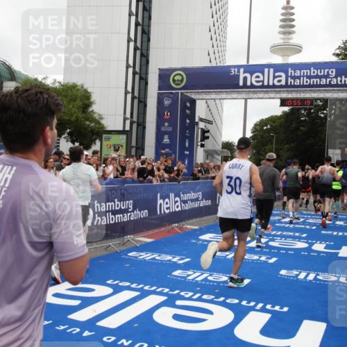 29.06.2025 - hella hamburg halbmarathon Michael Strokosch http://msf.ph/oto/8240656 29.06.2025 10:55:18 Ziel 1549, 1628, 2119, 2448, 3041, 4903, 6355, 6723, 6891, 8973, 9361, 10188, 10191, 10192, 10263, 10582, 11747, 12248, 14834, 15854, 16108, 16521, 18031, 18966 meine-sportfotos.de