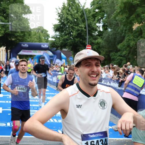 29.06.2025 - hella hamburg halbmarathon Zöllner http://msf.ph/oto/8240658 29.06.2025 10:55:58 Ziel 1179, 2612, 3256, 3668, 4772, 7147, 7976, 8968, 9246, 10084, 14867, 15184, 15868, 15884, 18867 meine-sportfotos.de